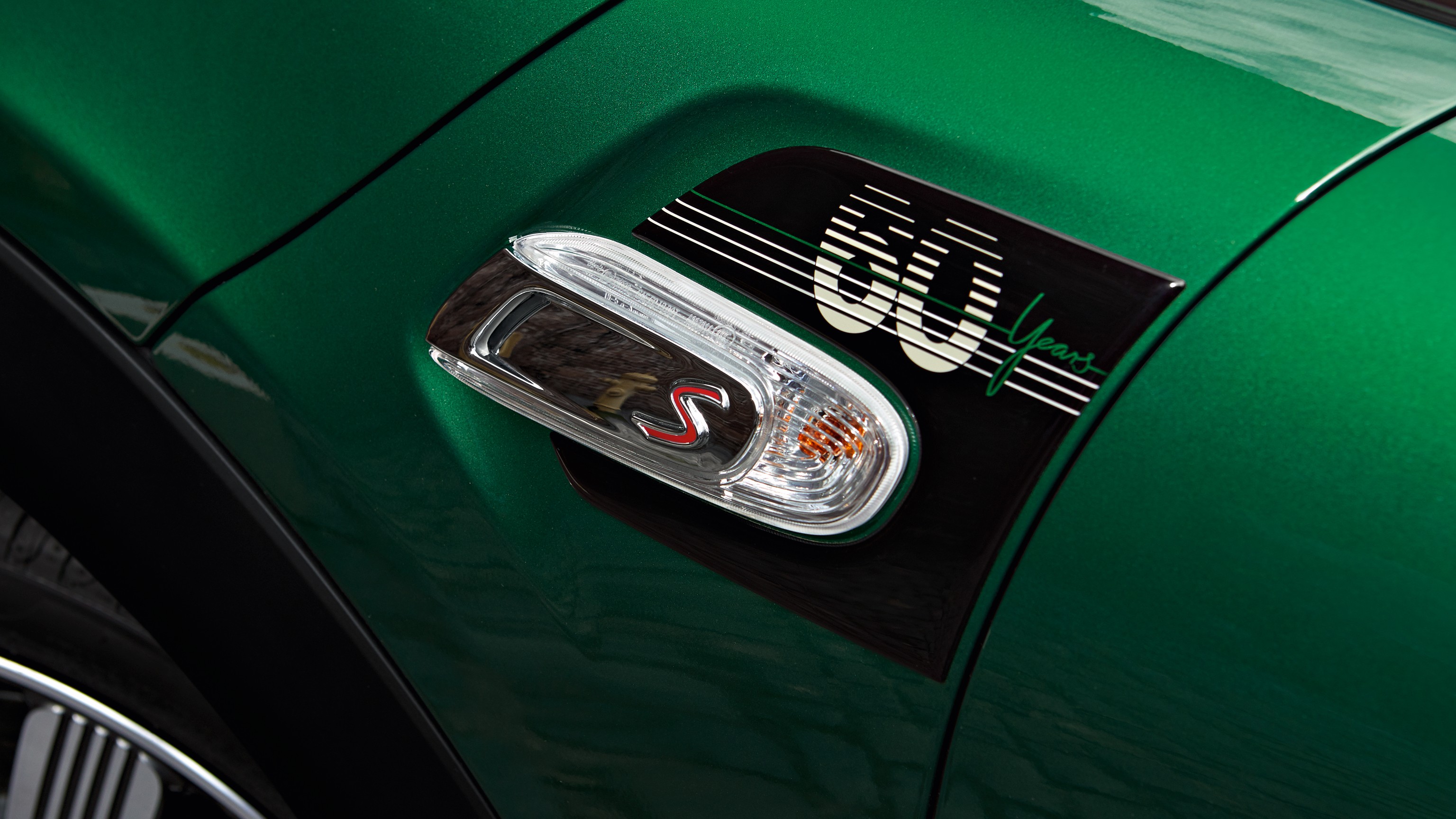 MINI 60 Years – side scuttles – black with white accents MINI 60 Years – side scuttles – black with white accents